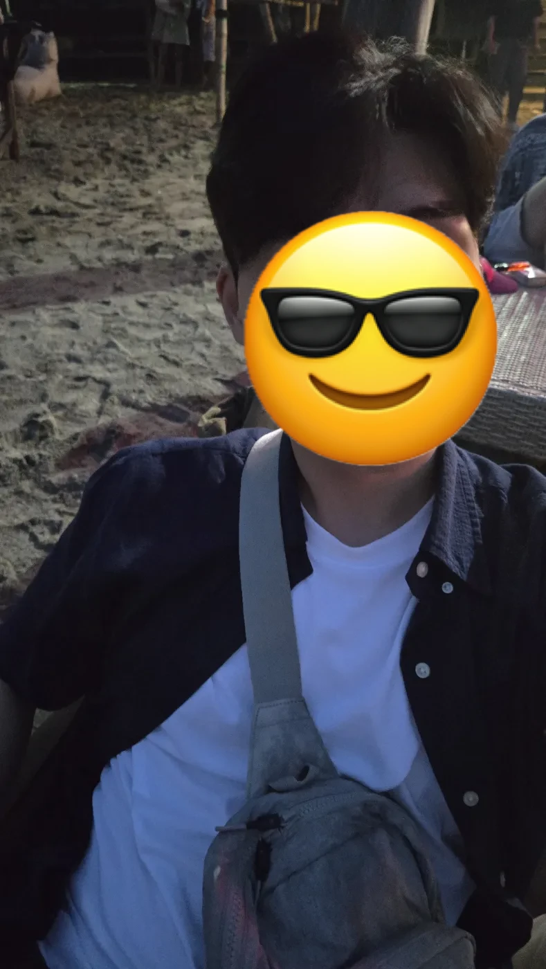 해질녘 모래사장 빈백 옆에서 찍은 셀카