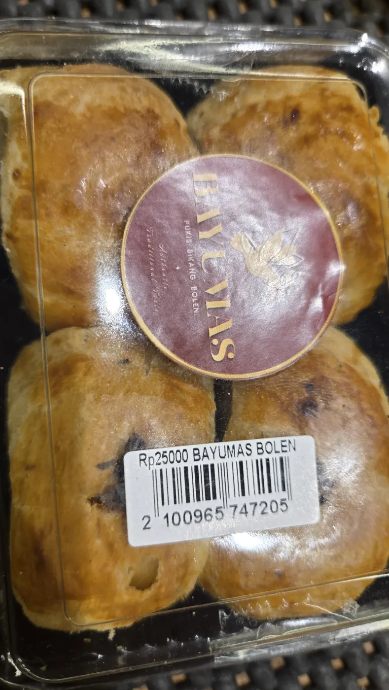 플라스틱 케이스에 담긴 BAYUMAS 볼렌 빵, 2만 5천 루피아 가격표가 붙어 있다