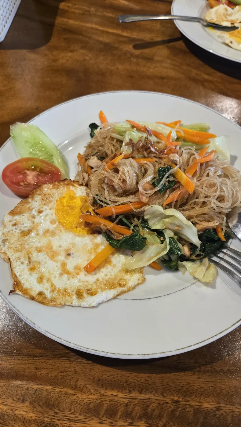 계란프라이와 오이, 토마토가 곁들여진 볶음 당면 한 접시