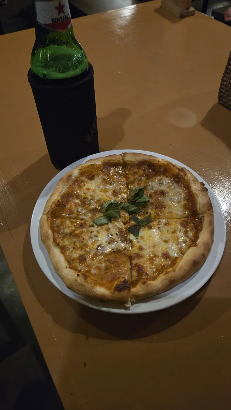 바질을 올린 마르게리타 피자 한 판과 빈땅 병맥주