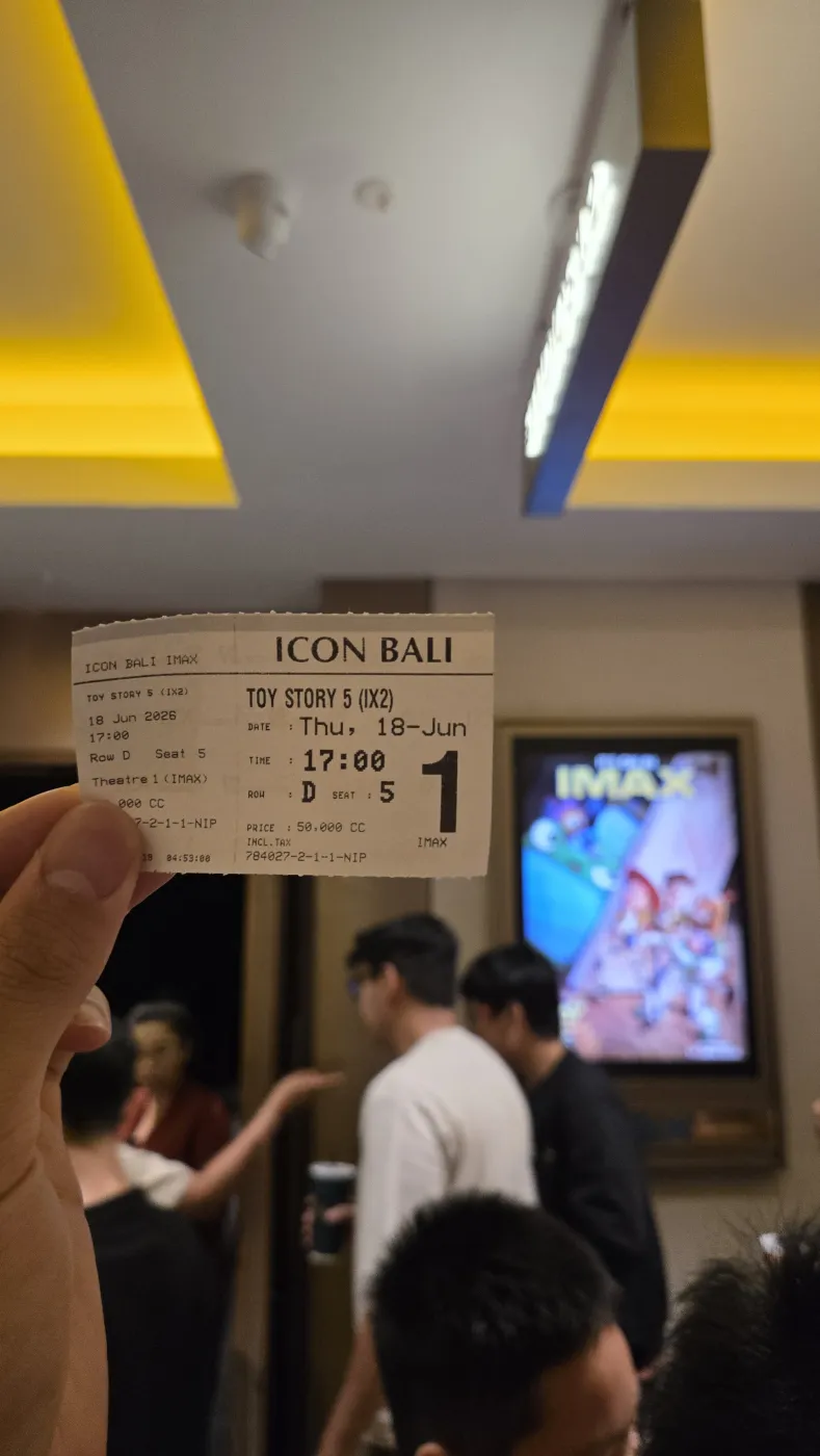 손에 든 아이콘 발리 아이맥스 티켓 — TOY STORY 5, 6월 18일 17시, D열 5번