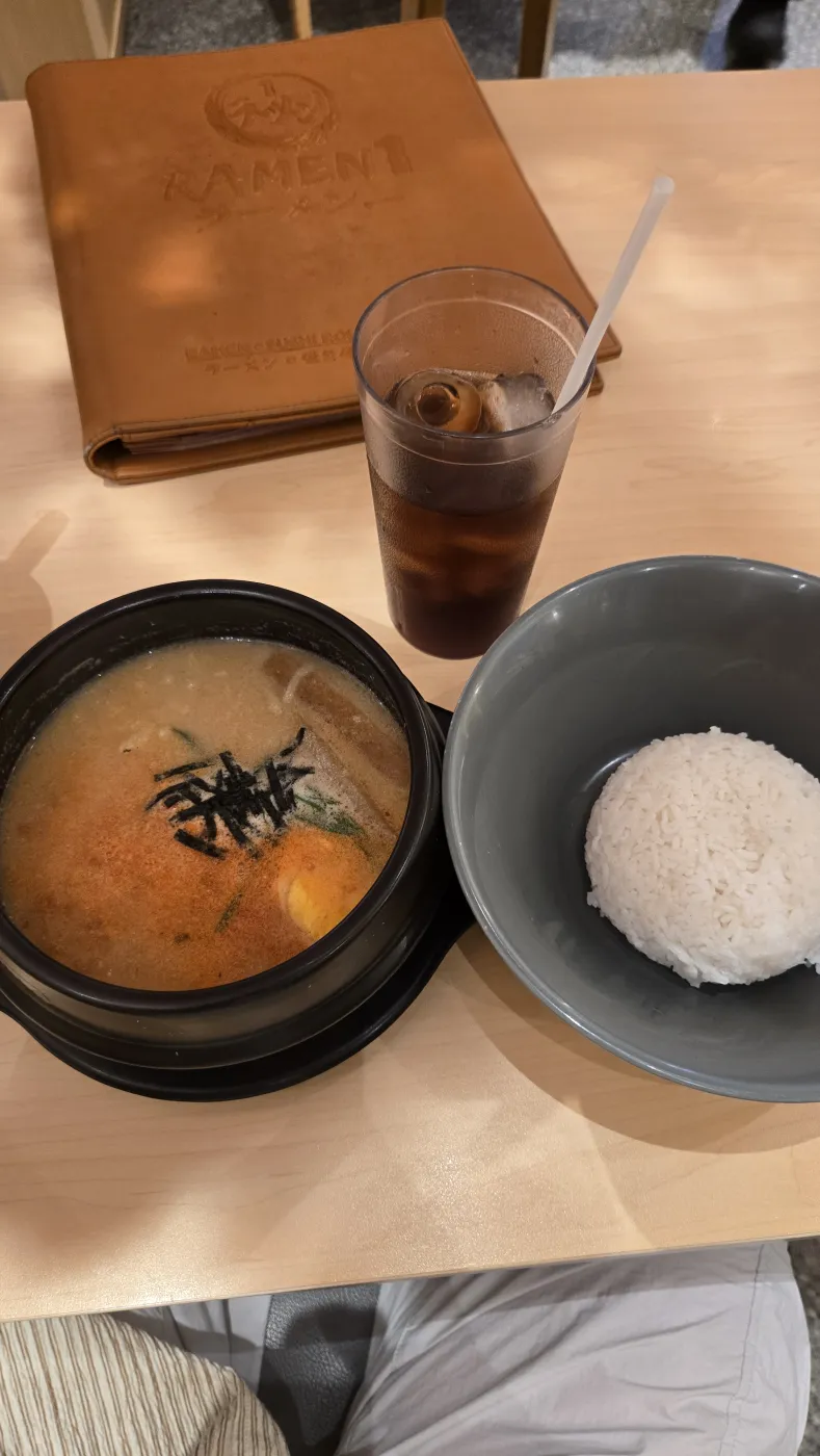 돌솥에 담긴 매운 라멘과 흰쌀밥 한 공기, 아이스 콜라