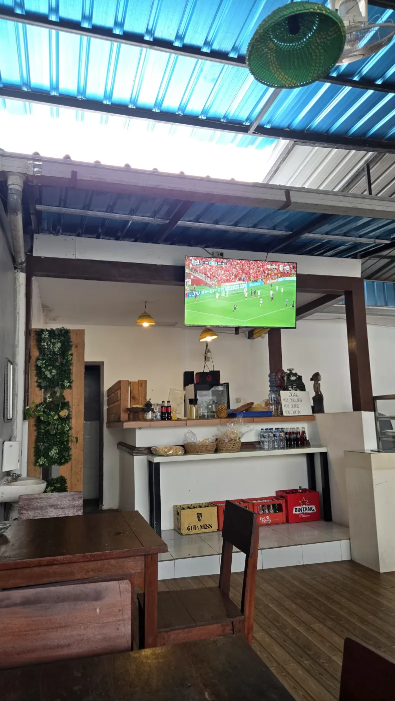 축구 중계가 나오는 TV와 빈땅 맥주 박스가 놓인 로컬 와룽 실내