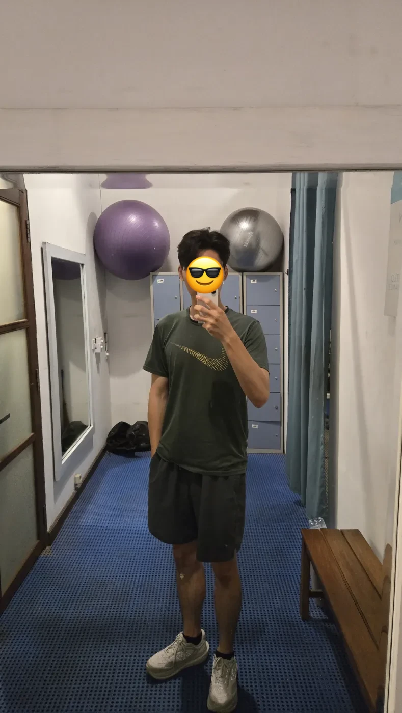 헬스장 탈의실 거울 셀카 — 짐볼과 라커