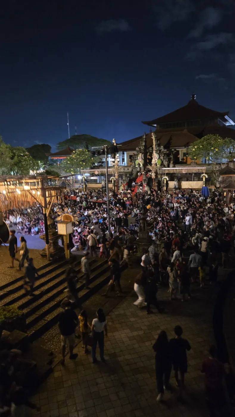 밤의 축제 인파, 불 밝힌 사원과 무대, 빼곡히 앉은 관객