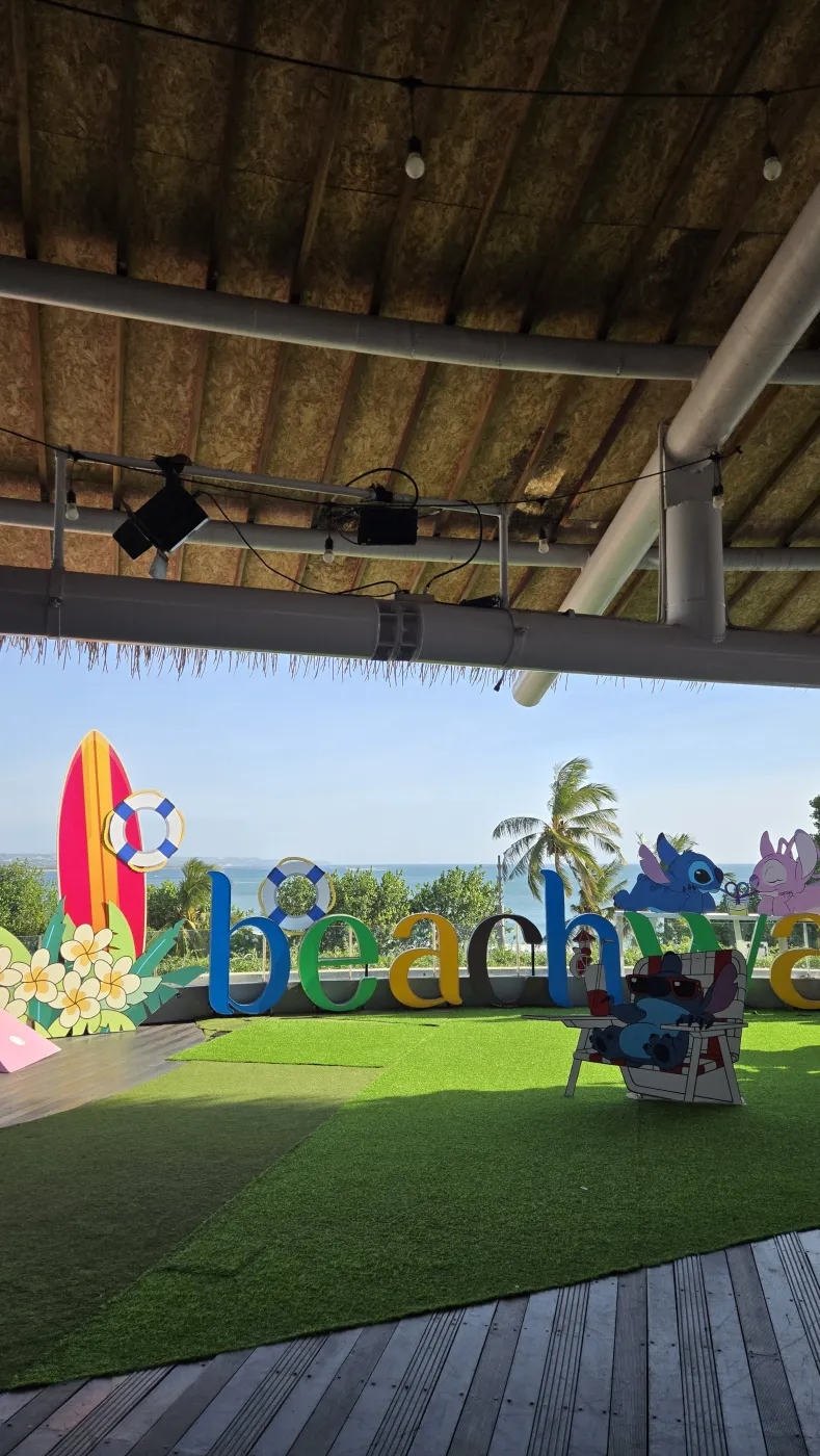 비치워크 몰의 컬러풀한 ‘beachwalk’ 조형물과 스티치 캐릭터, 서핑보드, 바다 전망