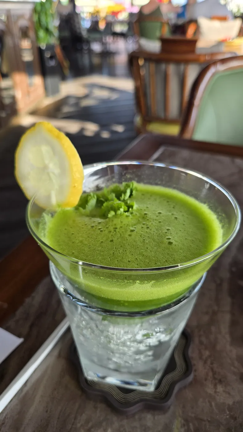 고수와 레몬을 올린 초록색 칵테일 Green sky, 마티니 잔에 얼음