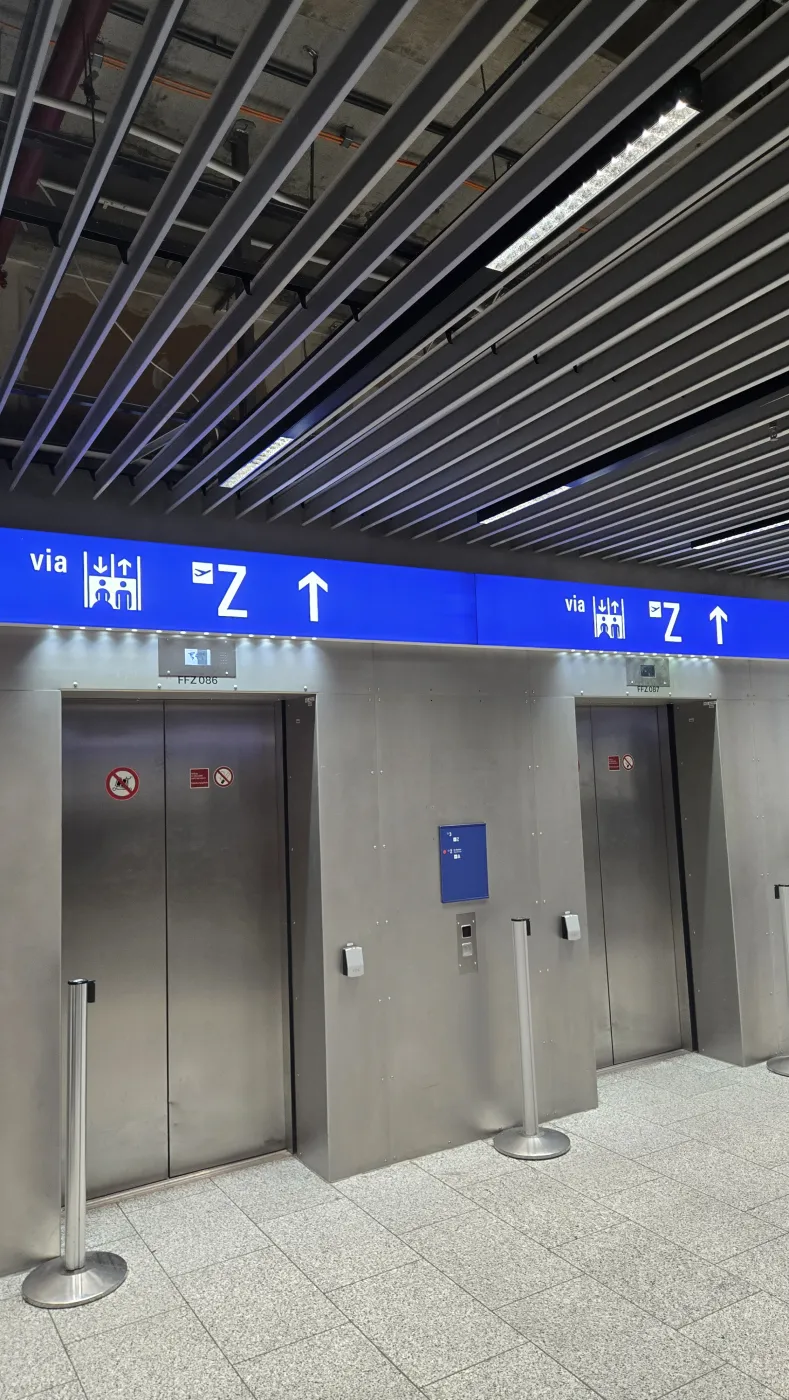 20년 전 기억을 불러온 프랑크푸르트 공항 엘리베이터