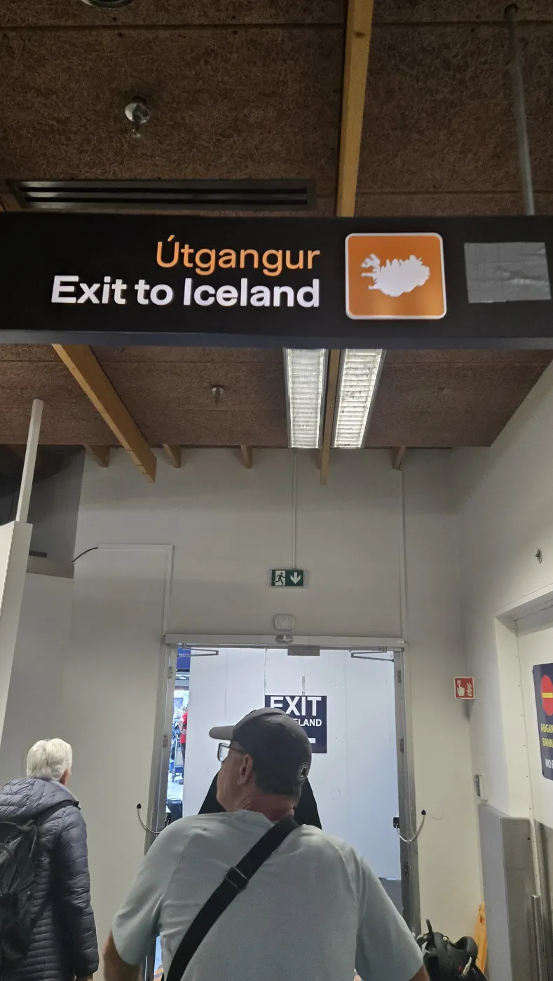 Exit to Iceland 표지판