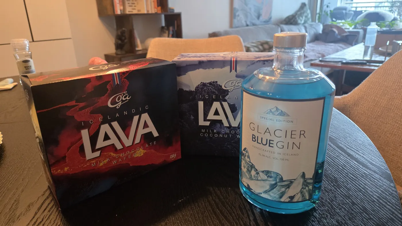 누나에게 공물로 바친 Glacier Blue gin