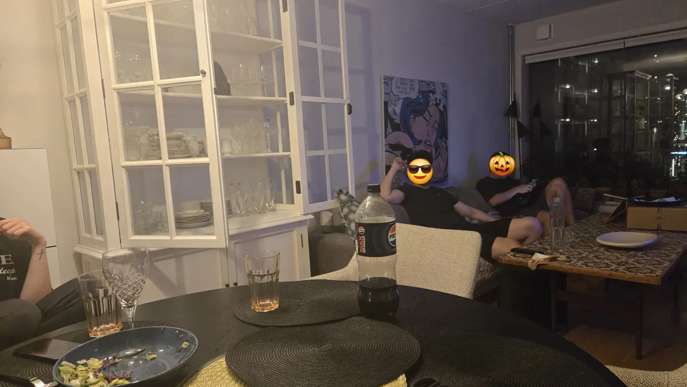 장식장 앞에 모인 오슬로의 포근한 풍경
