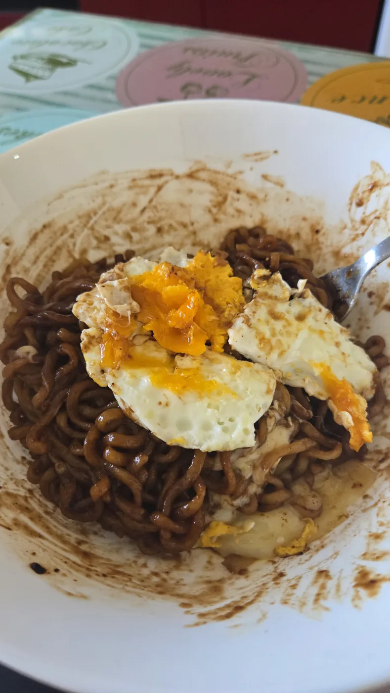 치즈와 계란을 넣은 짜파게티