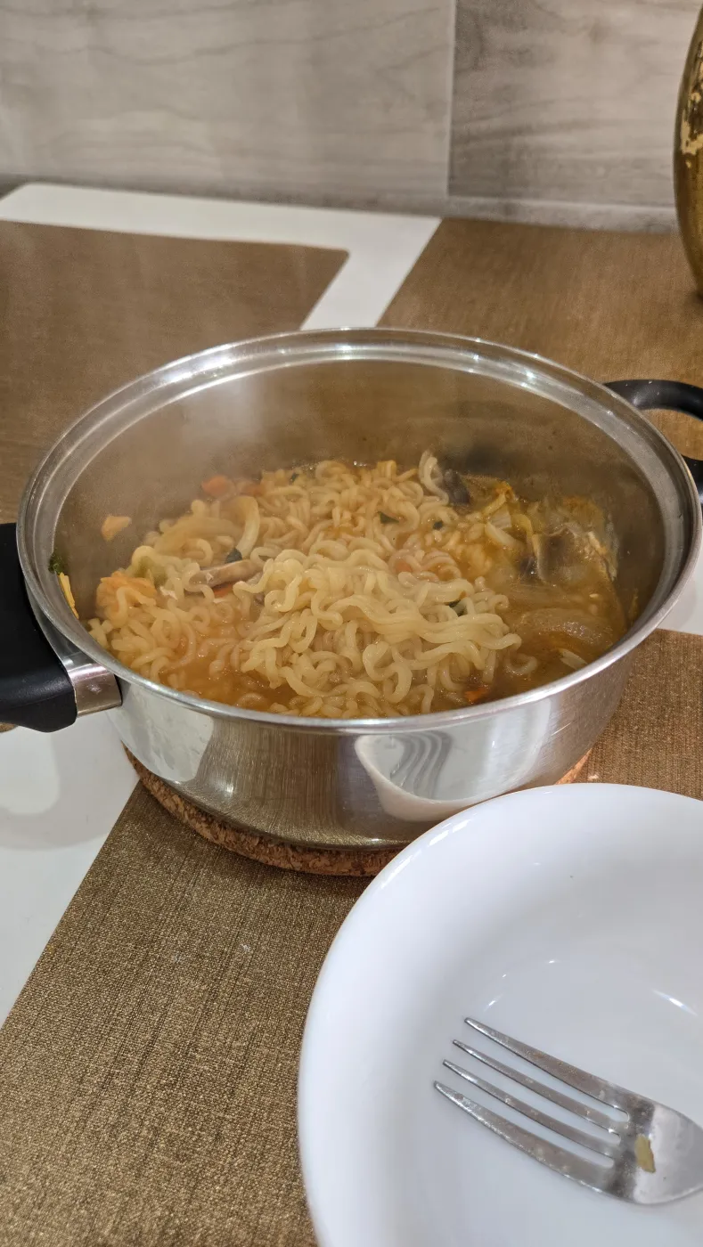 비상식량으로 아껴둔 라면 하나