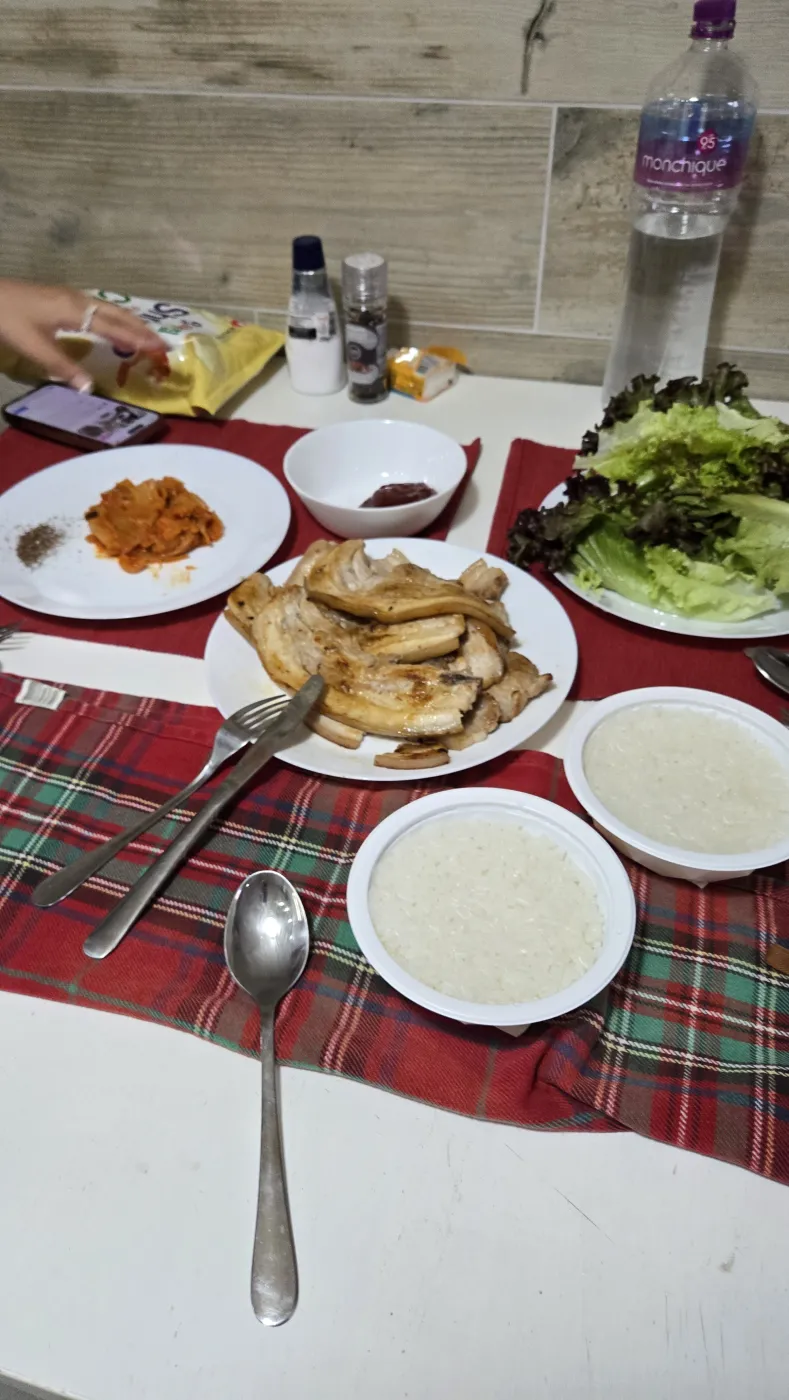 삼겹살에 김치와 즉석밥까지 차린 상