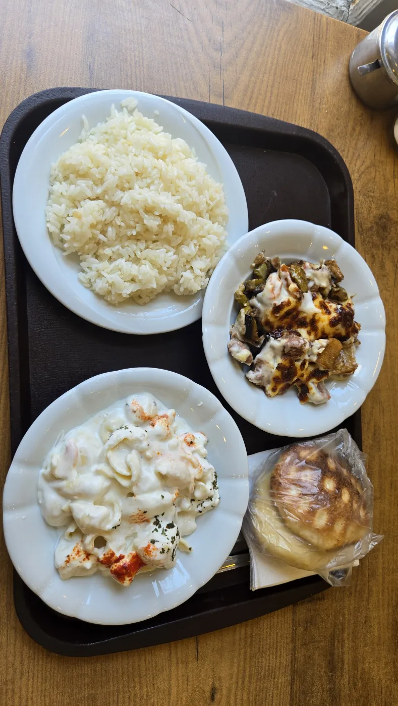 치즈 소고기 가지볶음이 오른 터키 백반