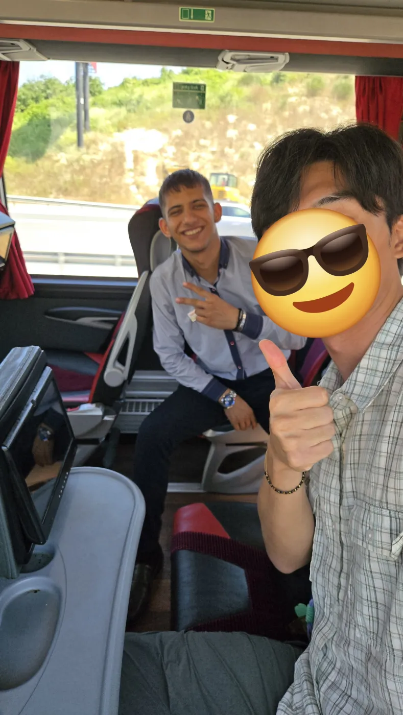 몰래 과자를 더 챙겨준 버스 승무원